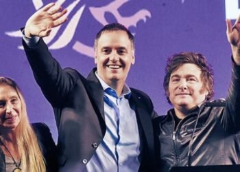 Milei vuelve a Córdoba tras su gira en España: se mostrará con Adorni en medio de la polémica