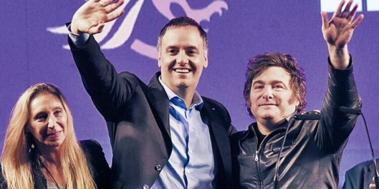 Milei vuelve a Córdoba tras su gira en España: se mostrará con Adorni en medio de la polémica