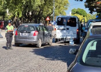 Choque entre un auto y una pick-up en barrio 30 de Octubre: un acompañante fue trasladado