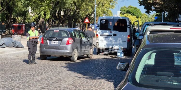 Choque entre un auto y una pick-up en barrio 30 de Octubre: un acompañante fue trasladado