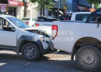 Accidente en la ciudad: una camioneta Strada impactó a una camioneta Ranger de la Municipalidad
