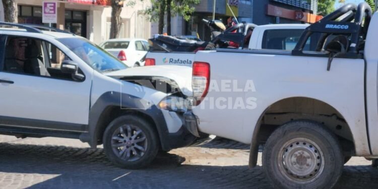 Accidente en la ciudad: una camioneta Strada impactó a una camioneta Ranger de la Municipalidad