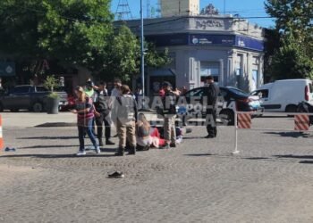 Siniestro vial en el centro: una motociclista herida tras chocar con una camioneta