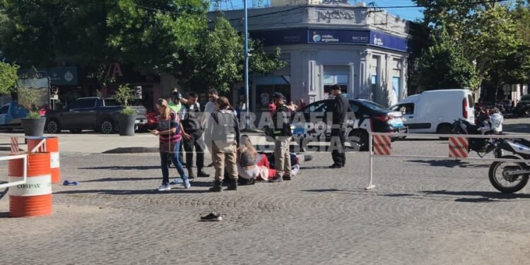 Siniestro vial en el centro: una motociclista herida tras chocar con una camioneta