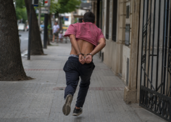 De película: un preso saltó del patrullero y corrió esposado por el centro de Rafaela