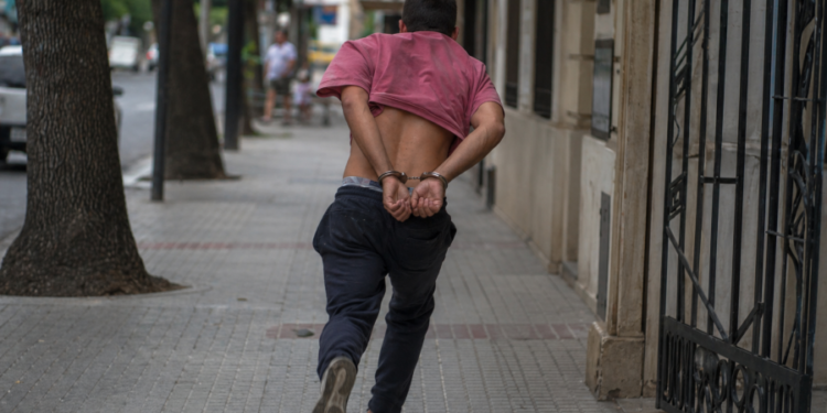 De película: un preso saltó del patrullero y corrió esposado por el centro de Rafaela