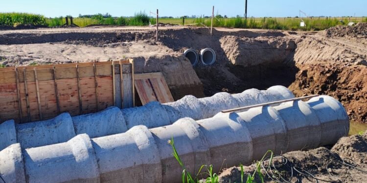 Para reducir el impacto de lluvias intensas y que el agua corra, el Gobierno Provincial avanza con obras en Caseros y General López