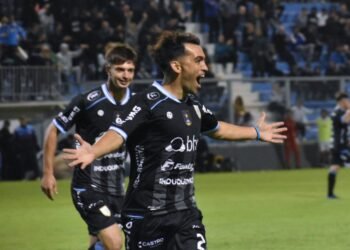 El «Celeste» recuperó la sonrisa en barrio Alberdi con goleada