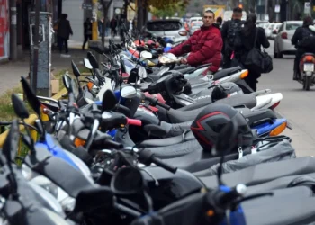 Consumo en debate «Ahorrás tres meses y te comprás una moto»: qué muestran los datos sobre la afirmación de Caputo