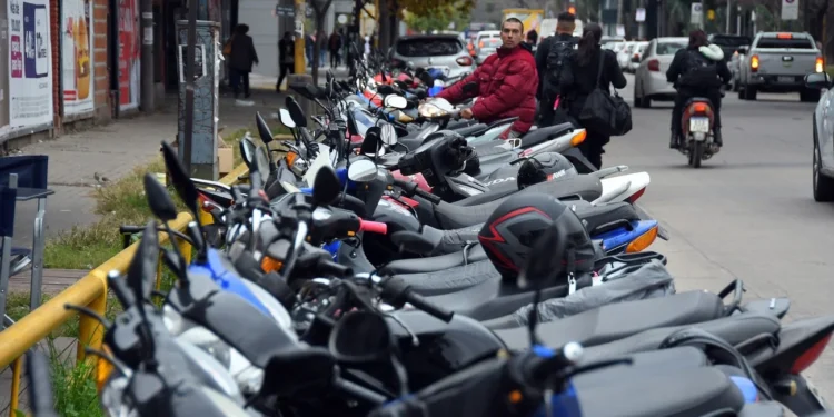 Consumo en debate «Ahorrás tres meses y te comprás una moto»: qué muestran los datos sobre la afirmación de Caputo