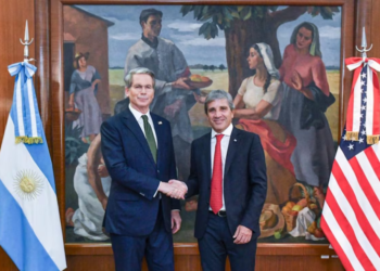 Caputo busca financiamiento en EE.UU. y crecen las dudas sobre el impacto real en la economía