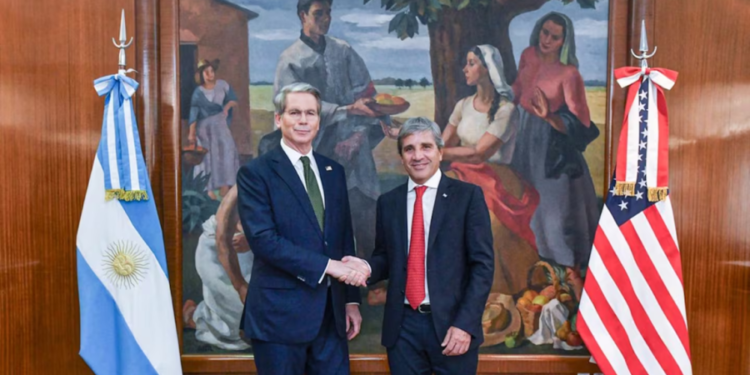 Caputo busca financiamiento en EE.UU. y crecen las dudas sobre el impacto real en la economía