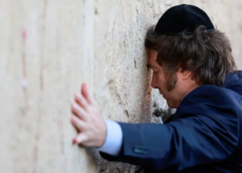 Milei ratificó su alineamiento con Israel antes de viajar y participará en actos oficiales en plena guerra