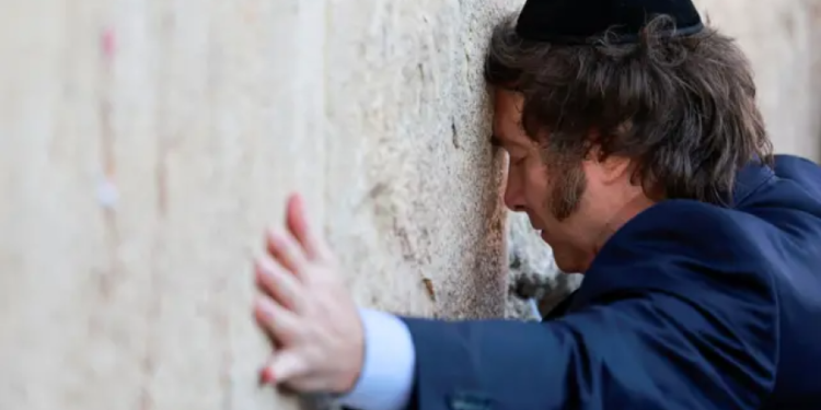 Milei ratificó su alineamiento con Israel antes de viajar y participará en actos oficiales en plena guerra