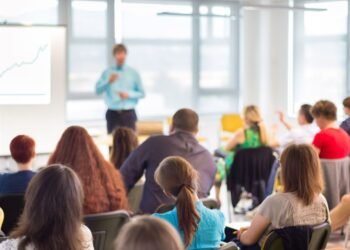 Alerta laboral: el empleo en comercio y servicios cayó un 1% durante enero