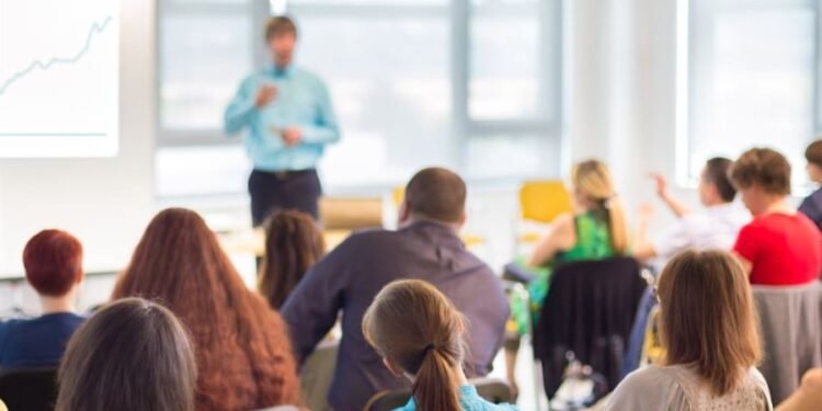 Alerta laboral: el empleo en comercio y servicios cayó un 1% durante enero