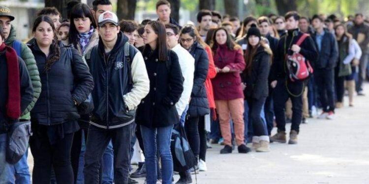 Situación laboral: el 43% de los argentinos busca un segundo trabajo