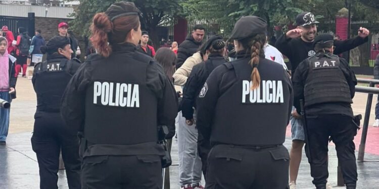 Santa Fe: una mujer detenida con pedido de captura, y otros tres hombres por disturbios, serán excluidos de las canchas