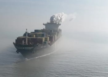 Un tercer buque logra cruzar Ormuz en medio del bloqueo iraní