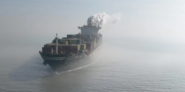 Un tercer buque logra cruzar Ormuz en medio del bloqueo iraní