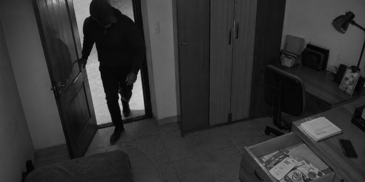Entraron a una casa y le robaron ahorros a un jubilado en Villa Podio