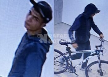 Se «coló» en un edificio antes de que se cerrara la puerta y robó una bicicleta