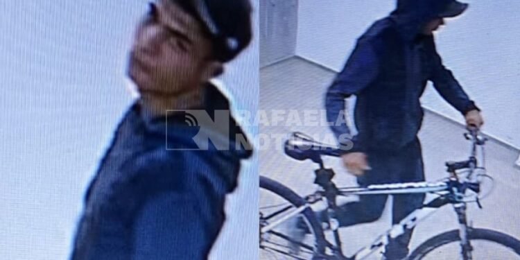 Se «coló» en un edificio antes de que se cerrara la puerta y robó una bicicleta