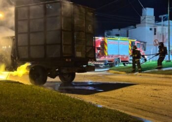 Una camioneta quedó destruida tras un incendio en la madrugada de Rafaela