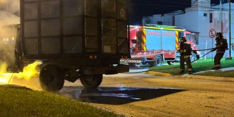 Una camioneta quedó destruida tras un incendio en la madrugada de Rafaela