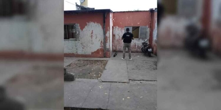 Allanaron una casa por venta de drogas en Rafaela: el arsenal oculto que encontraron