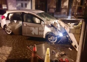 Un auto chocó contra un contenedor en barrio 9 de Julio