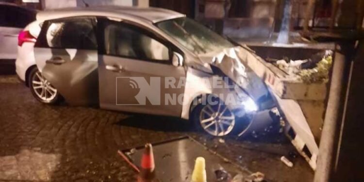 Un auto chocó contra un contenedor en barrio 9 de Julio