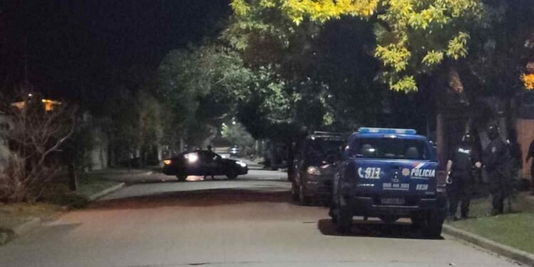 Intento de femicidio: un hombre fue a buscar a su expareja al trabajo, le disparó y se suicidó