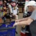 Advierten por la caída del consumo y el deterioro del salario