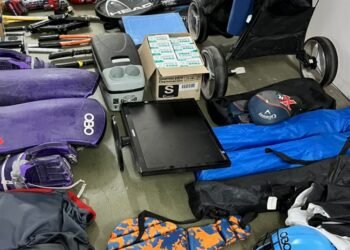 Golpe en Rosario a banda que forzaba cerraduras de autos: tres aprehendidos y secuestro de numerosos elementos, incluidos palos de golf y raquetas de tenis