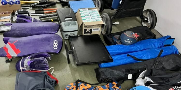 Golpe en Rosario a banda que forzaba cerraduras de autos: tres aprehendidos y secuestro de numerosos elementos, incluidos palos de golf y raquetas de tenis