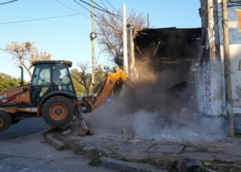 Con aplausos de vecinos, la Provincia derrumbó un búnker en la ciudad de Santa Fe