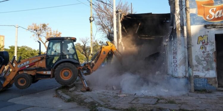 Con aplausos de vecinos, la Provincia derrumbó un búnker en la ciudad de Santa Fe