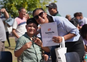 Provincia entregó viviendas en Las Toscas para fortalecer el arraigo y potenciar la industria del cuero