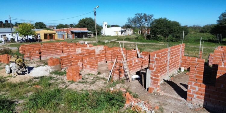 En Moisés Ville, la gestión de Pullaro avanza con la construcción de nuevas viviendas