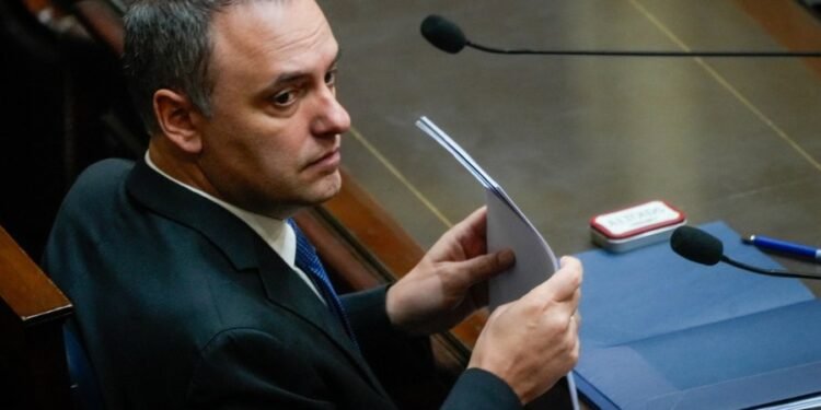Parrilla de 15 mil dólares y mármol travertino: la lista de gastos que complica a Manuel Adorni en la Justicia