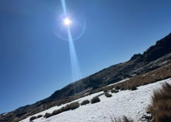 El Cerro Champaquí amaneció nevado en medio de la ola polar que afecta a Córdoba