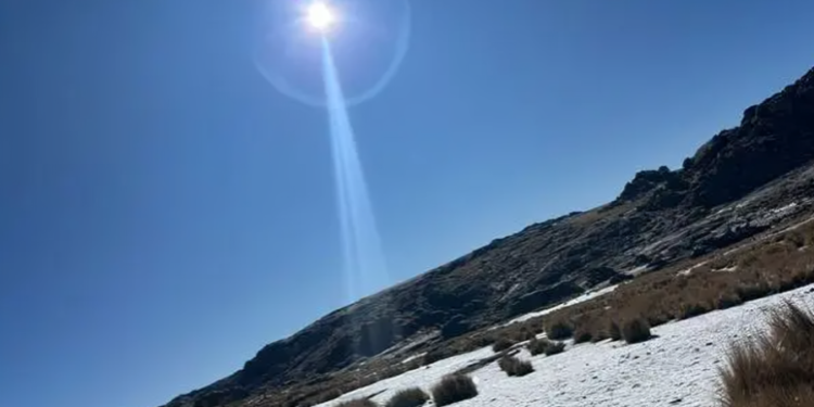 El Cerro Champaquí amaneció nevado en medio de la ola polar que afecta a Córdoba