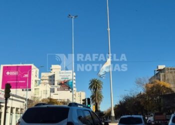 Bandera a media asta en Bv. Santa Fe: ¿a qué se debe?