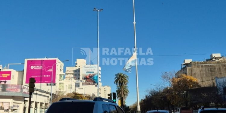 Bandera a media asta en Bv. Santa Fe: ¿a qué se debe?