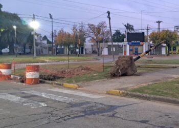 Seguridad vial: sacaron un semáforo en Suipacha y Falucho por peligro de caída