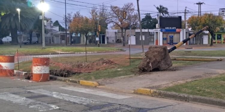 Seguridad vial: sacaron un semáforo en Suipacha y Falucho por peligro de caída