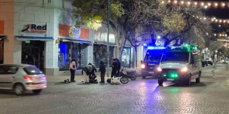 Accidente de tránsito en Rafaela: una mujer herida tras motoderrape en Bv. Santa Fe y Pueyrredón