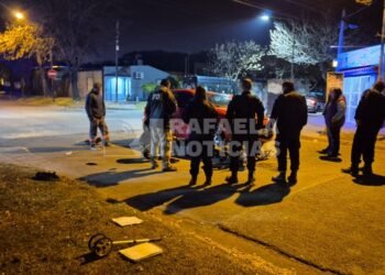 Fuerte accidente en la noche del Villa Podio: una moto quedó incrustada debajo de un auto