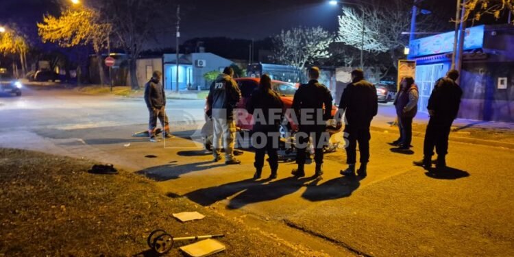 Fuerte accidente en la noche del Villa Podio: una moto quedó incrustada debajo de un auto